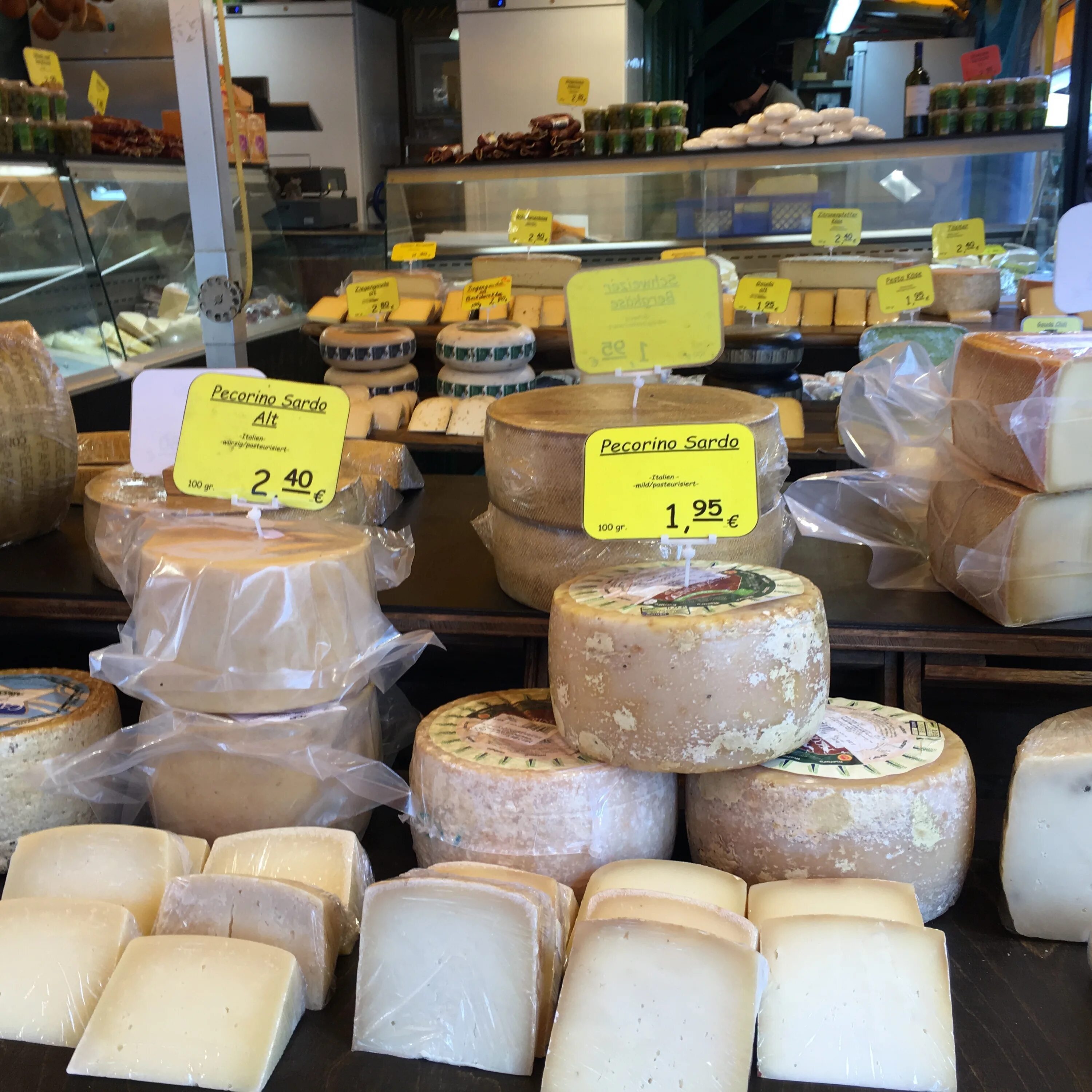 Сколько стоит дешевый сыр. Сыр на рынке. Домашний сыр на рынке. Сырный рынок. Израильские сыры.