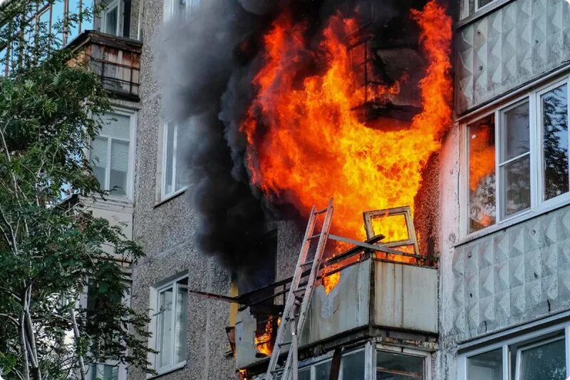 Камин на балконе. Балкон открытый огонь. Шашлык на балконе. Горящий балкон. Балкон открытый огонь.