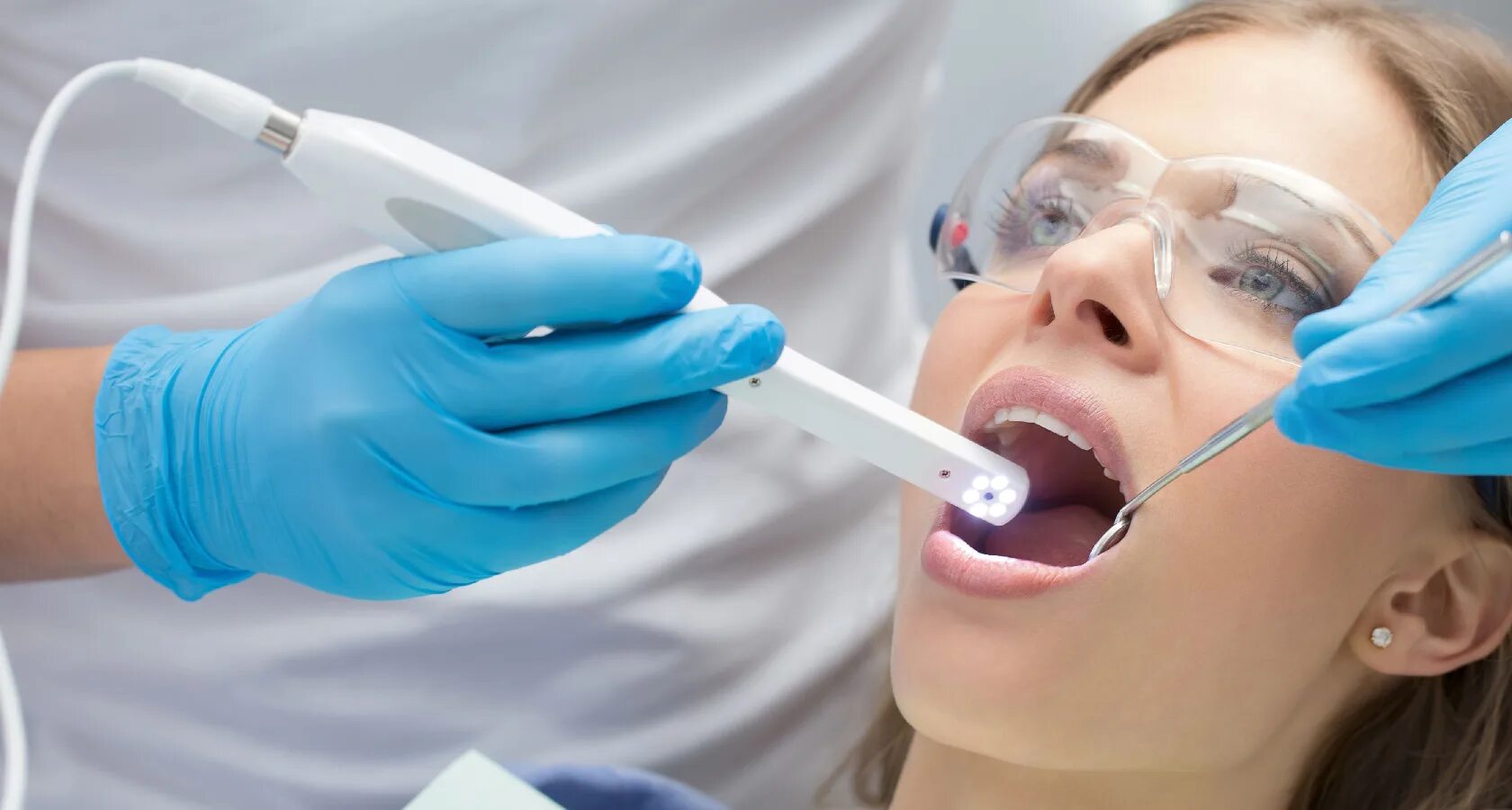 Профессиональная чистка зубов в стоматологии. Профгигиена (ультразвук + Air-Flow). Профессиональная гигиена полости рта. Профессиональная гигиена зубов. Профессиональная гигиена полости рта в стоматологии.