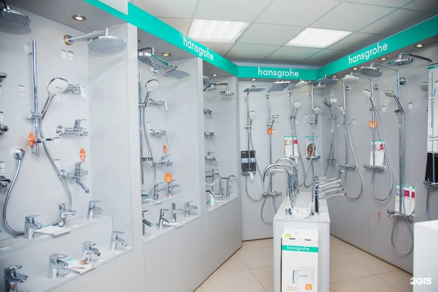 сантехника рядом с домом. дом сантехники. сантехнические товары. торговый зал сантехники. отдел сантехники.