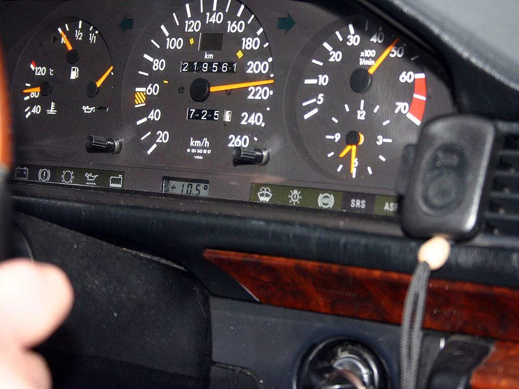 Спидометр мерс 124 ночи. 200 км спидометр мерседес. Спидометр мерседес 124. Скорость 124. Мерседес 124 скорость.