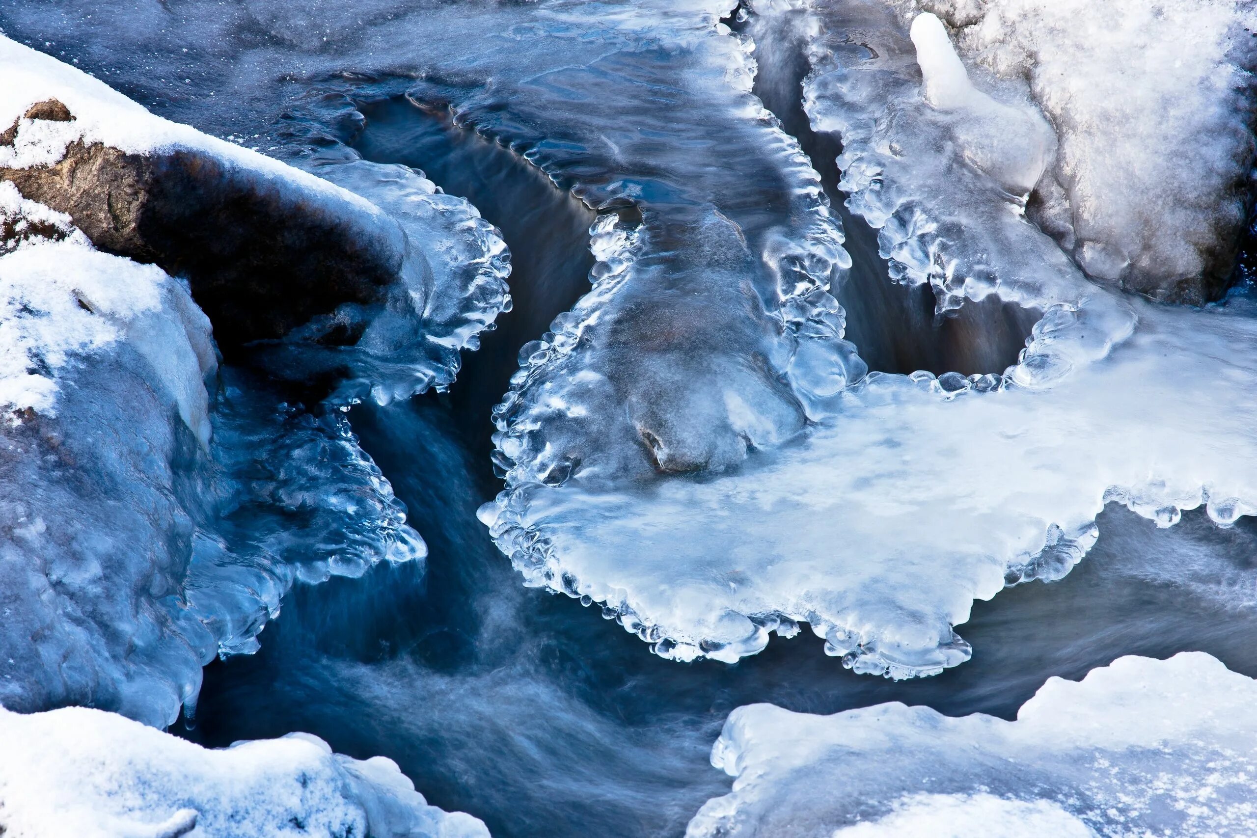 Лед и снег это вода. Ледяной ручей. Снег и лед. Вода лед снег. Ручей в снегу.