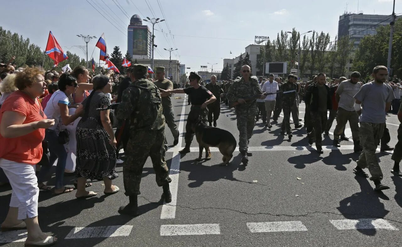 Парад пленных донецк 2014. Донецкий пленные. Парад военнопленных в донецке. Донецкий пленные. Донецк 24 августа 2014 парад пленных.