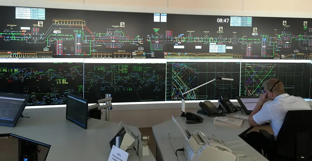 Пульт диспетчера ДНЦ. АРМ ДНЦ автоматизированное рабочее место поездного диспетчера. Поездной диспетчер ЦУП. Поездной диспетчер ДНЦ.