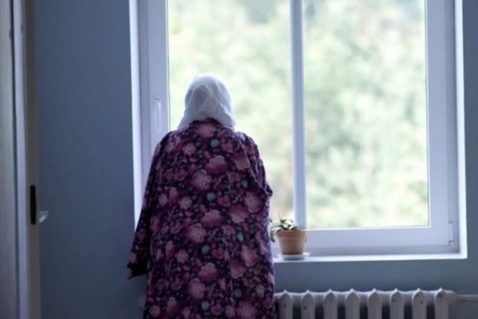 Мамки не ожидали. Бабушка у окна. Старушка у окна. Пожилая женщина у окна. Пожилая женщина у окна спиной.