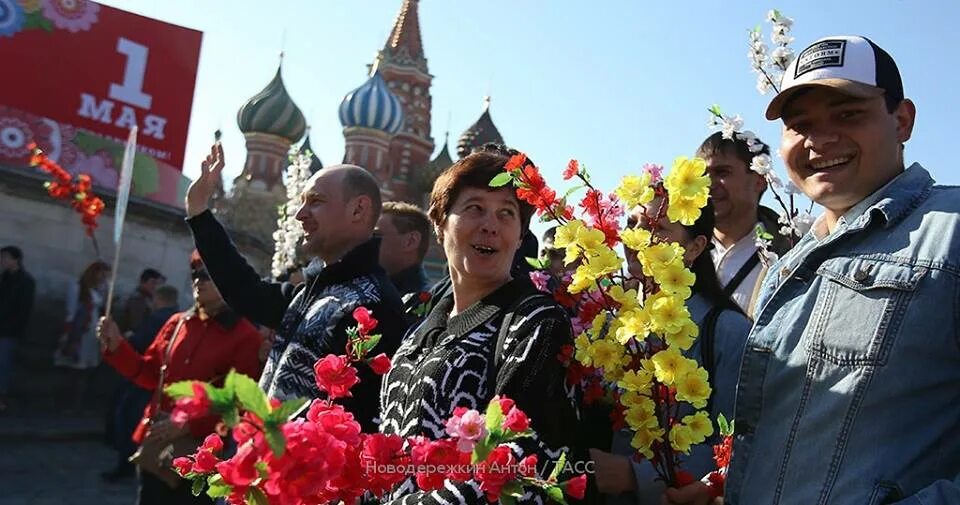 1 мая 90. Первомайская демонстрация в Москве. Цветы для парада на 1 мая. Парад 1 мая. Первомай шествие.