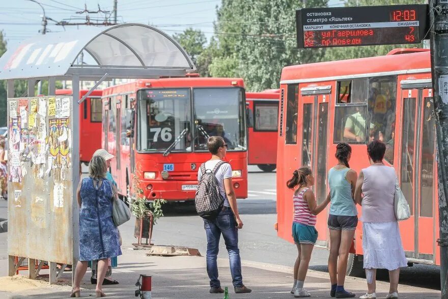 Люди садятся в автобус на остановке. Транспорт Татарстана. Автобусная остановка Казань. Люди заходят в трамвай.