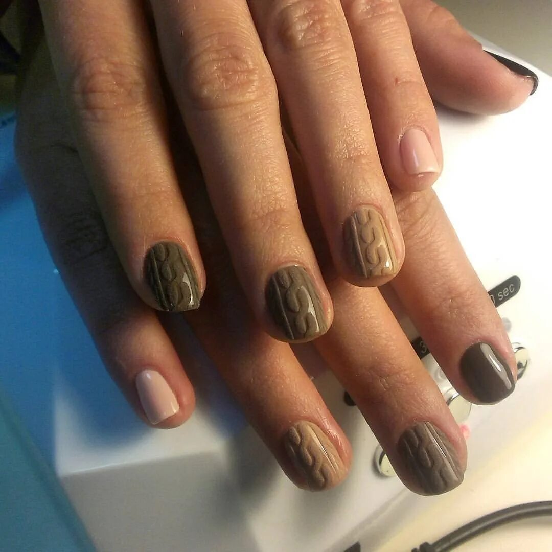 Маникюр кофе с молоком с дизайном. Кофейный маникюр на короткие ногти. Шоколадный маникюр. Маникюр кофе с молоком с дизайном. Ногти кофейные оттенки.