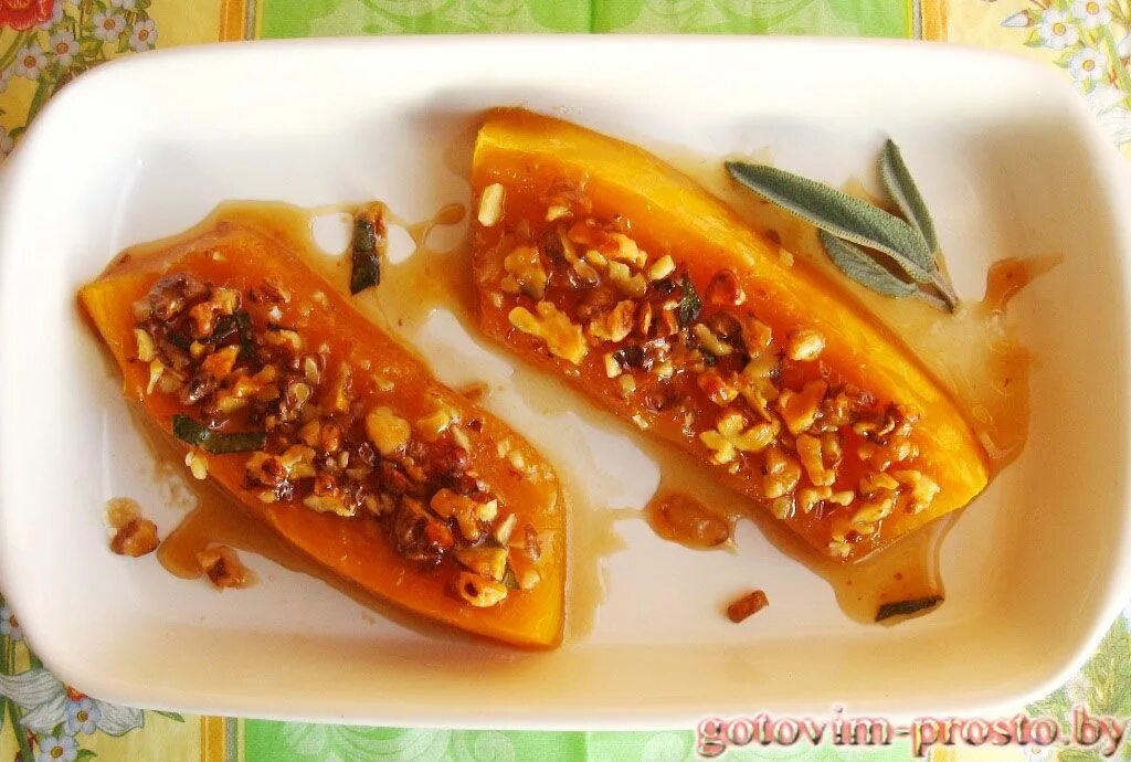 Запеченная тыква с медом и орехами. Тыква с мёдом в духовке. Тыква в духовке с медом и орехами. Тыква запеченная с медом и орехами. Печёная тыква в духовке с медом.