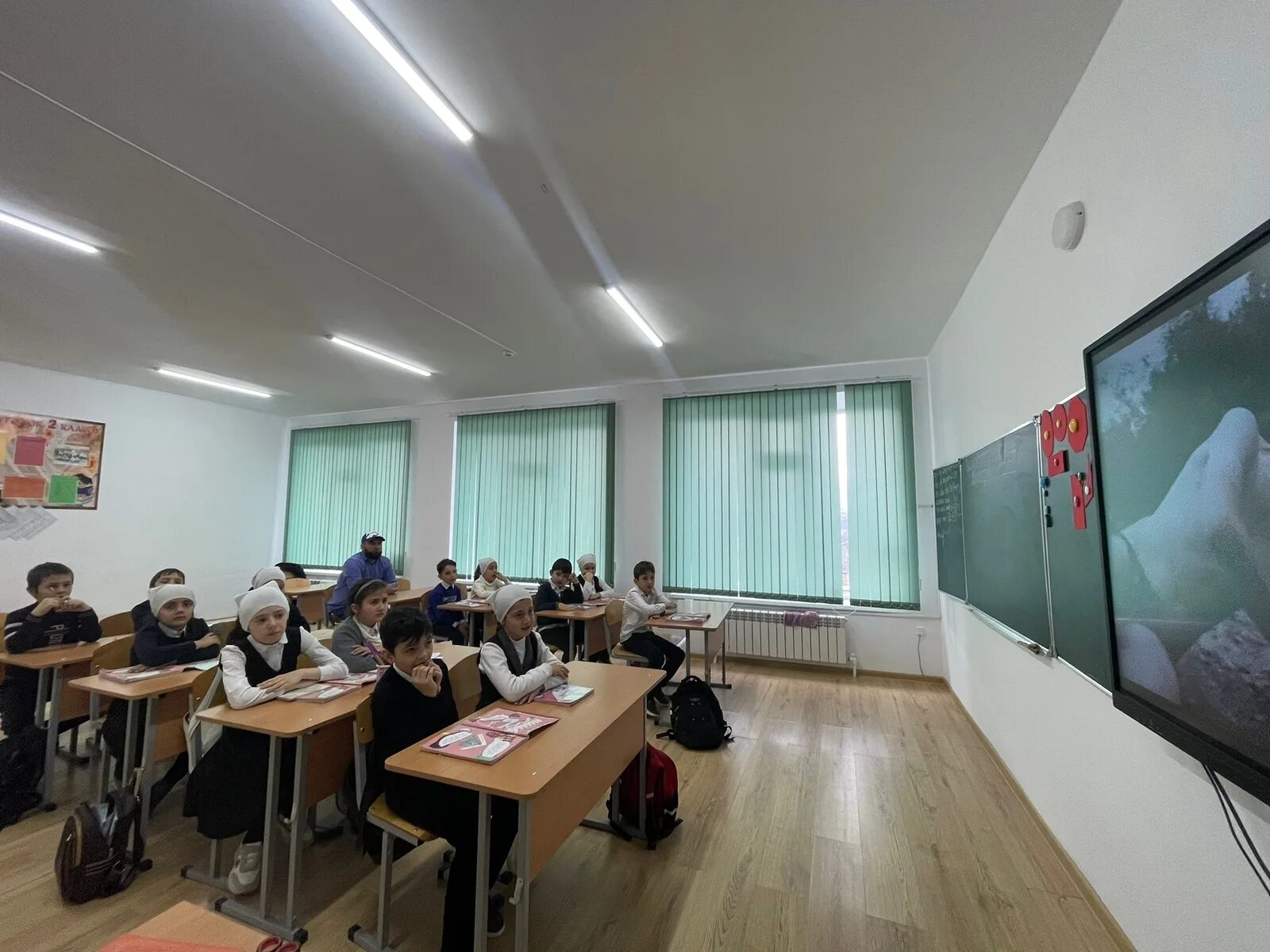 Школа в чечне. Школьники чеченской республики. Преподаватели в школах чеченской республики. Сош 16 грозный. Школа в чечне.