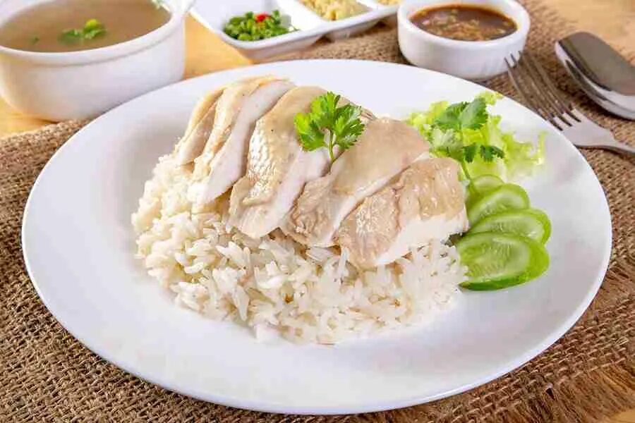 Рис с грудкой. Отварная курица с рисом. Вареная курица с рисом. Куриная грудка с рисом.