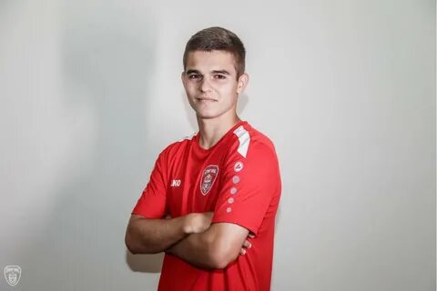 Футболист должен