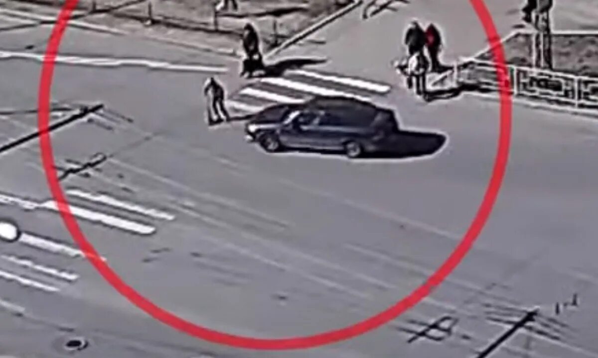 Машина сбила ребенка на самокате. Наезд на пешехода на самокате.