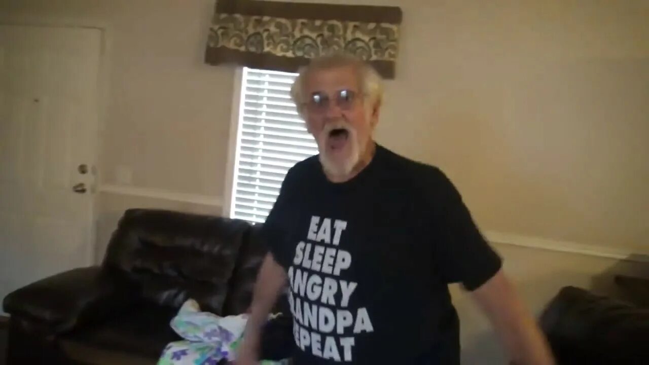 Злой дед. Злой дед разбил телевизор. Angry grandpa разбил телевизор. Злой дед ТВ.