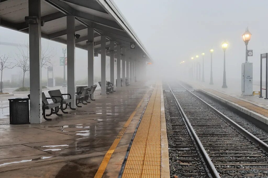 Длинный перрон. Перрон. Перрон вокзала. Вокзал в тумане. Пустой вокзал.