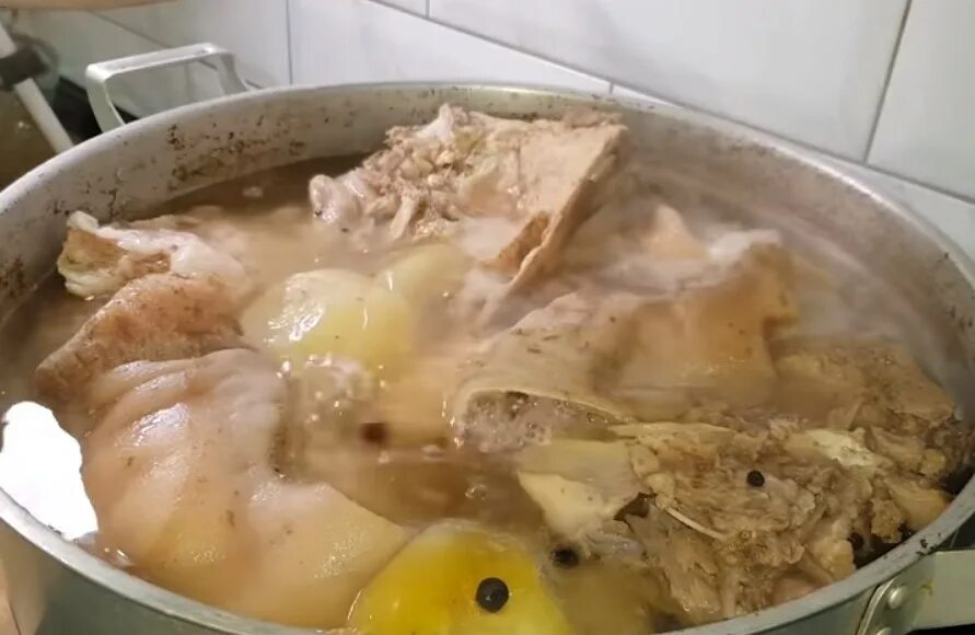 Как сделать холодец из свиной головы. Прессовка из свиной головы через мясорубку. голова свинины в кастрюле. свиные головы в октабинах. свиная голова в пакете.
