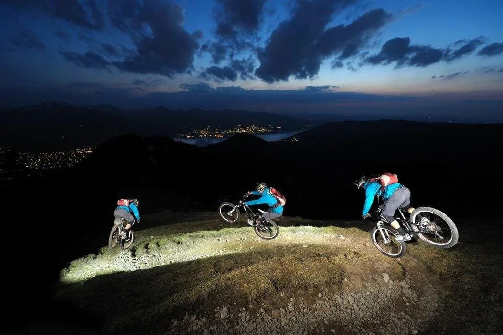 Bike night. Велосипед ночью. Велосипедист ночью. Велотурист ночью. Ночь, Bike [байк].