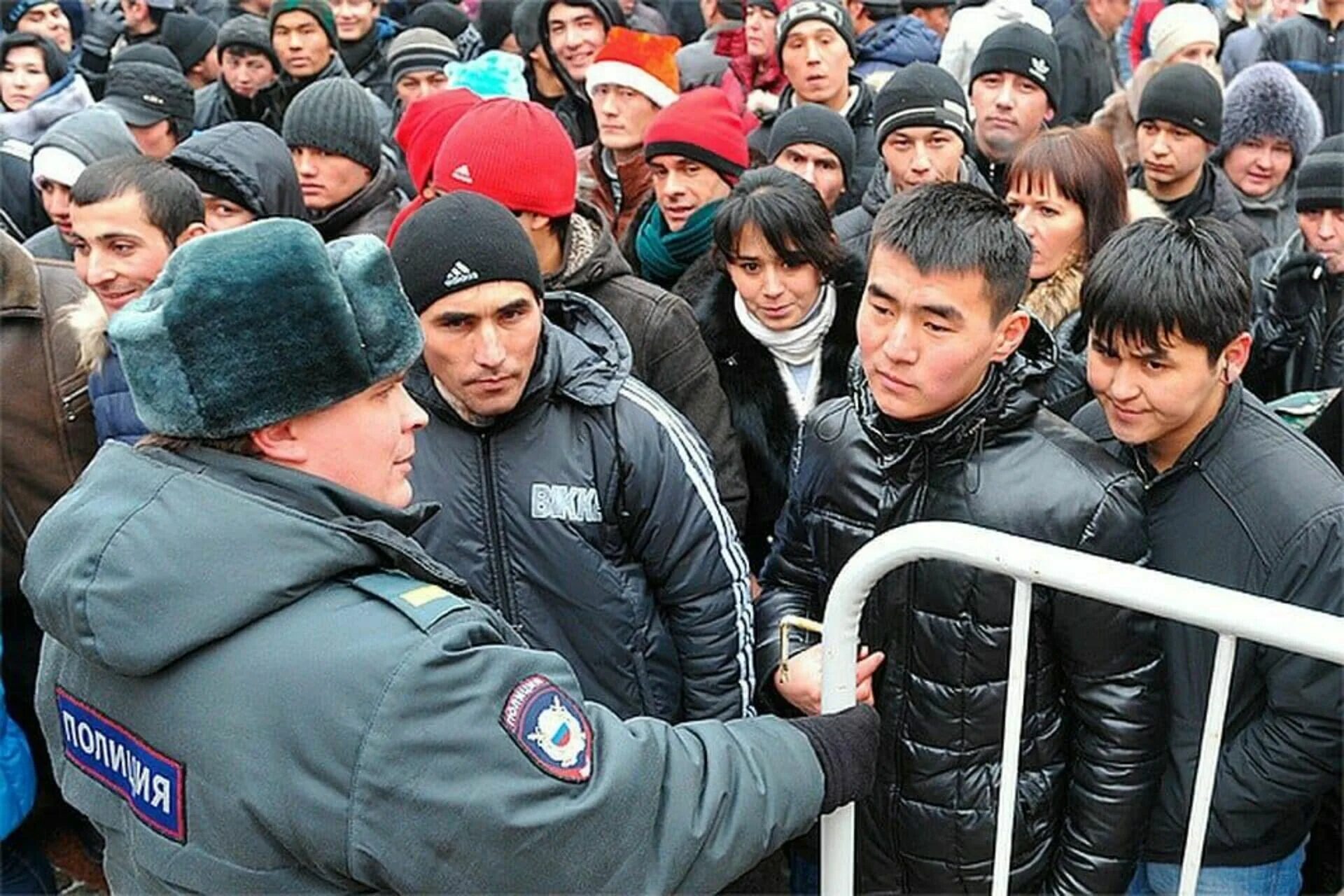 Новости эмигрантов в россии на сегодня. Трудовая миграция кыргызстанцы в Москве. Мигранты в России. Узбекские мигранты. Трудовые мигранты в Москве.