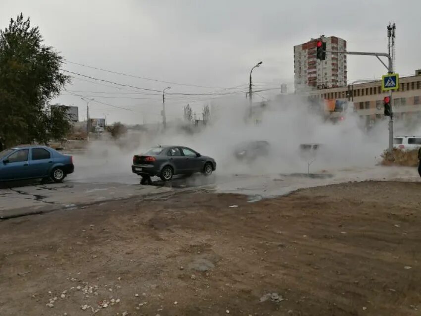 Дали воду в дзержинском районе. Потоп в городе. Дали воду в дзержинском районе. Прорвало трубу. Дали воду в дзержинском районе.