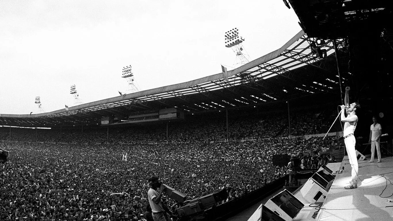 Куин 1985 стадион Уэмбли. Концерт Квин на стадионе Уэмбли 1985. Концерт Live Aid 1985 Queen. Фредди Меркьюри концерт 1985 году на стадионе Уэмбли. Квин стадион уэмбли