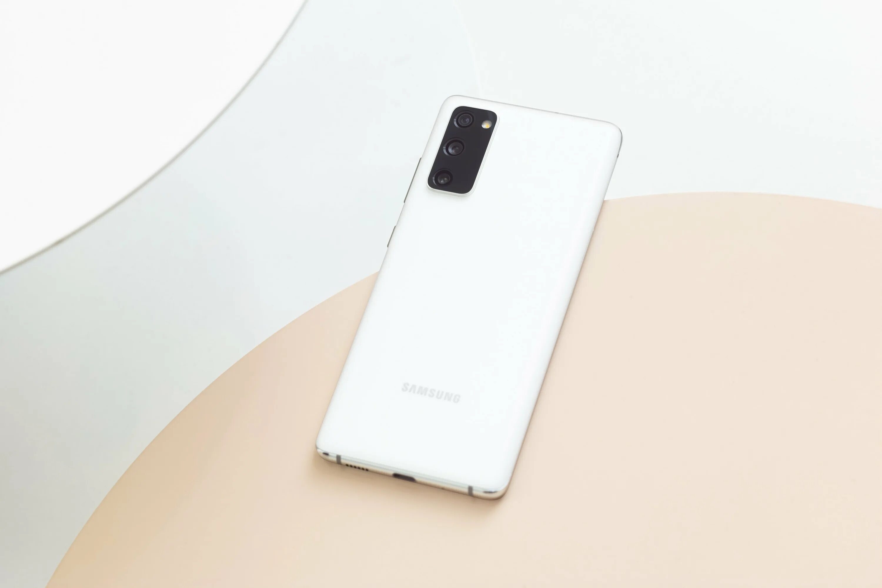 Samsung galaxy 20 fe. Samsung Galaxy s20 Fe White. Samsung s20 Fe белый. Samsung Galaxy s20 Fe 128gb White. Самсунг галакси с 20 Фе.