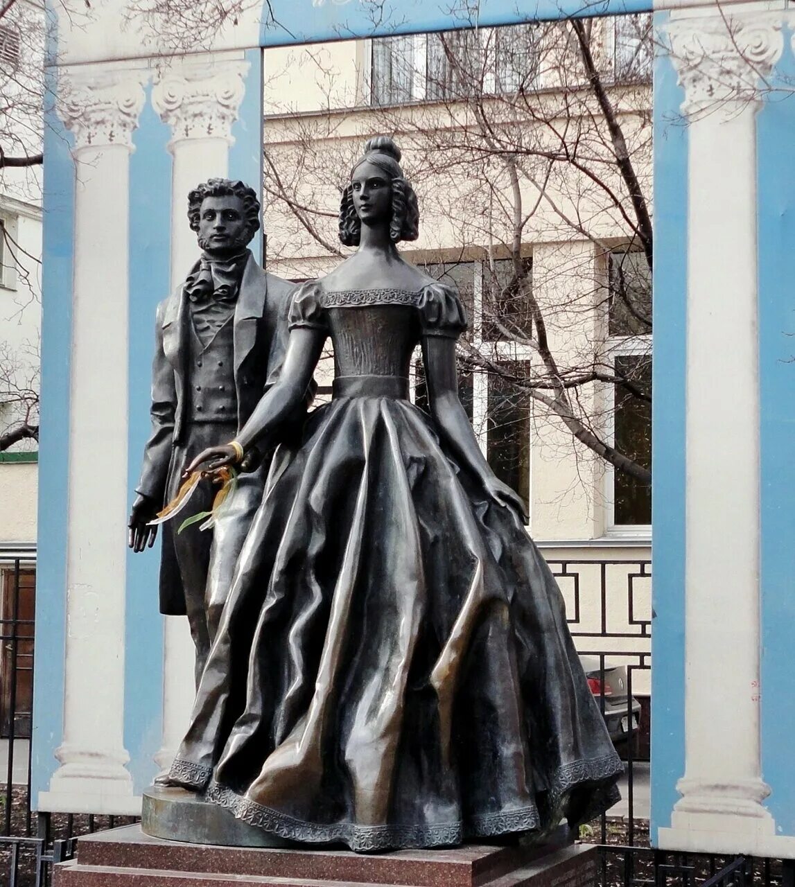 памятник пушкину и гончаровой в москве на арбате. памятник пушкину и наталье гончаровой на арбате. памятник а с пушкину и н н гончаровой на арбате в москве. памятник александру пушкину и наталье гончаровой. памятник александру пушкину и наталье гончаровой (москва, арбат).