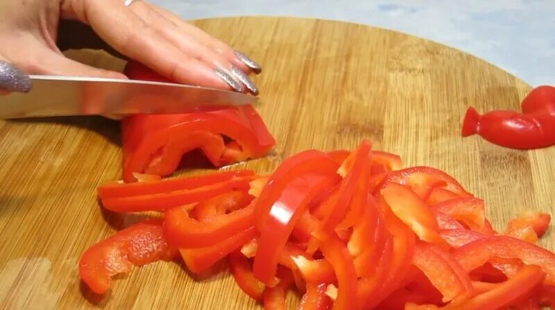 Болгарский перец нарезанный соломкой. Перец порезанный. Нарезанный ломтиками красный перец. Режем перец. Мелко порезанный болгарский перец.