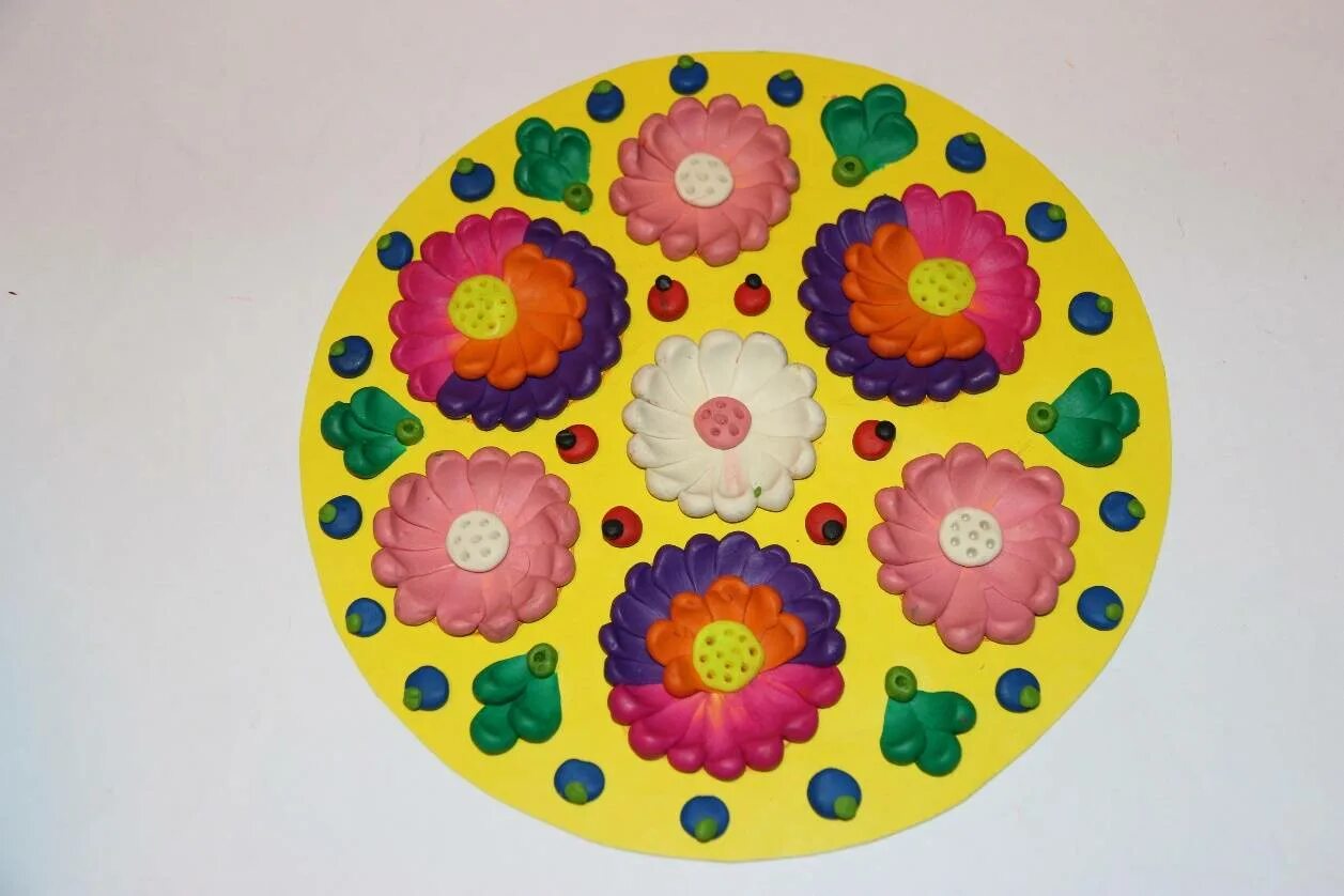 фарфоровые тарелочки светланы орешкиной. эстетичная лепка тарелка. декоративная лепка в детском саду. роспись жостовских подносов пластилином. панно пластилин.