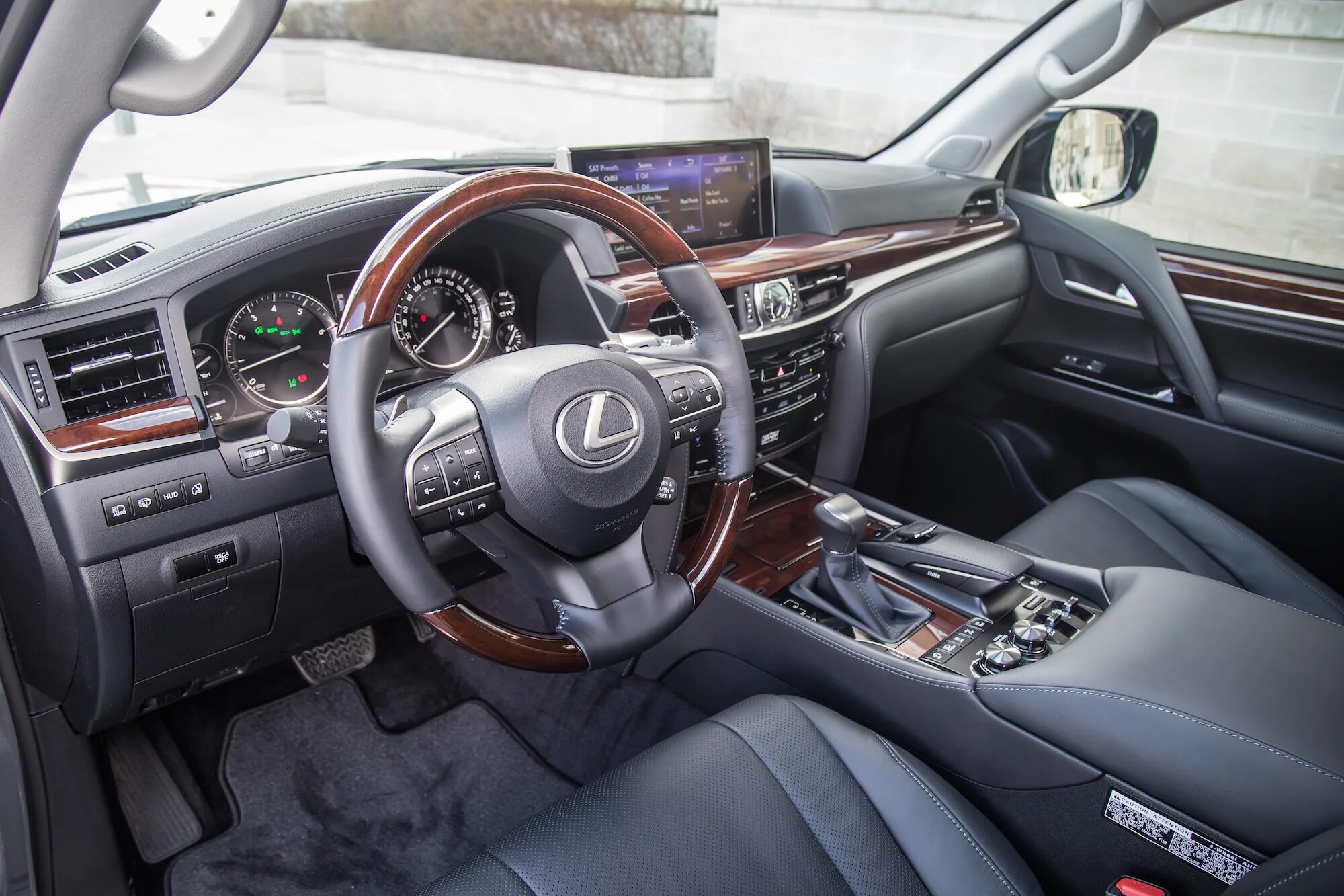 Лексус салон купить. Лексус ЛХ 570 салон. Лексус LX 570 салон. Lexus LX 570 салон. Lexus LX 570 Interior.