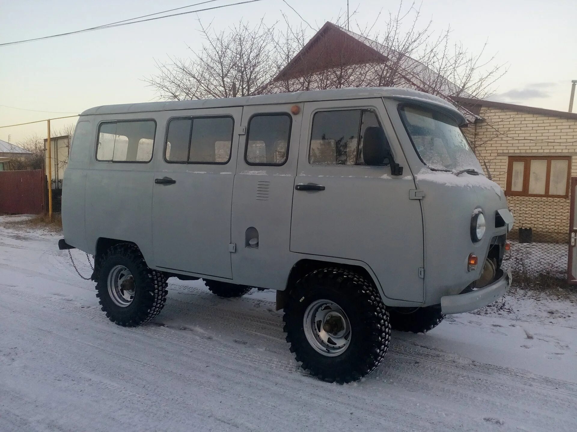 Уаз буханка купить свердловская. Шины для УАЗ 2206. УАЗ 2206 грязевая резина. УАЗ Буханка 2206. УАЗ 2206 33 колеса.