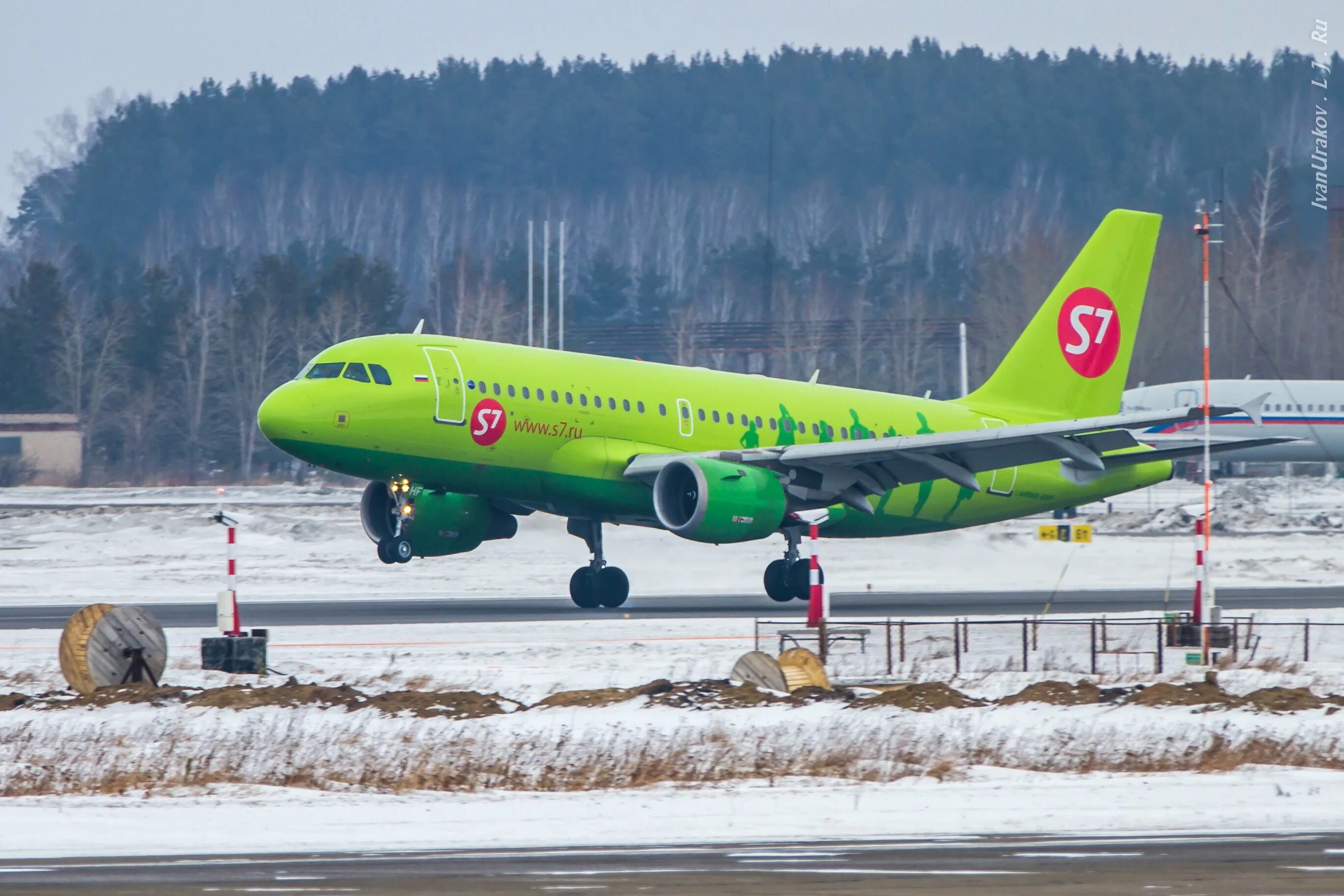Авиакомпания сибирь s7 airlines. S7 в ливрее oneworld. Самолет s7. Авиакомпания 7 эйрлайнс. Сайт авиа сибири.