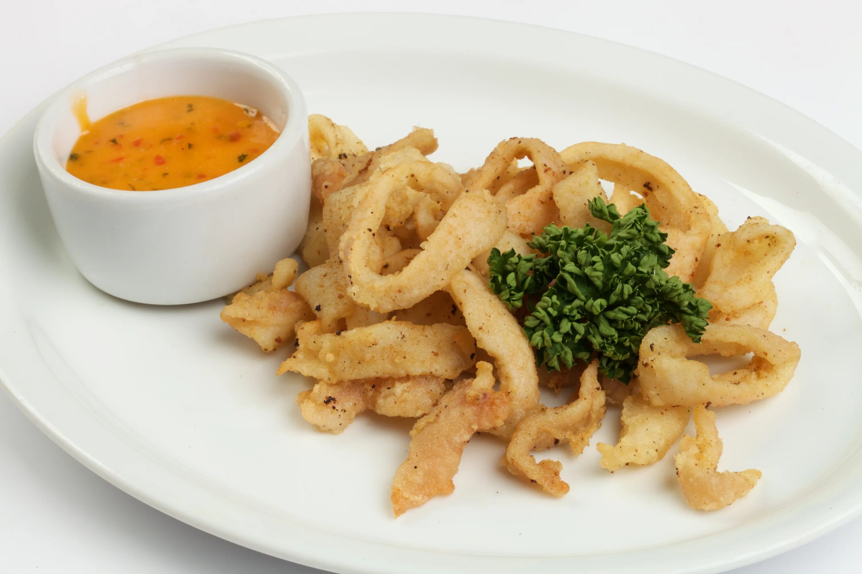 Жареные кальмары с чесноком и орехами. Кольца кальмара в панировке. Жареный кальмар на палочке. Кальмары в кляре. Жареный кальмар с соусом.