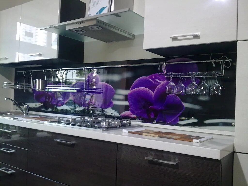 Стеклянная панель для кухни. Фотопечать на фартук для кухни. Стеновая панель для кухни фиолетовая. Панель на кухню фартук фиолетовая. Фартук двери