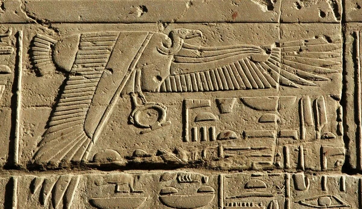 Сказать древний. Нехбет Египет. Египетские иероглифы. Древнеегипетские иероглифы. Древнеегипетские надписи.