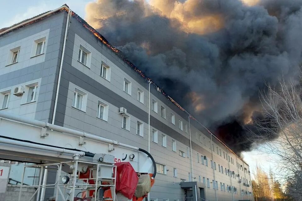 Сгорел цех. Пожар на предприятии. Пожар в Волгограде сейчас. Возгорание нефтебазы в Волгограде. В Перми горит завод.