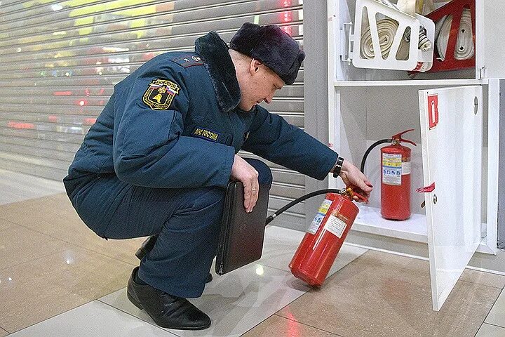 Пожарные нарушения примеры. Нарушение пожарной безопасности. Нарушения по пожарной безопасности. Огнетушитель на объекте. Огнетушители в торговом центре.