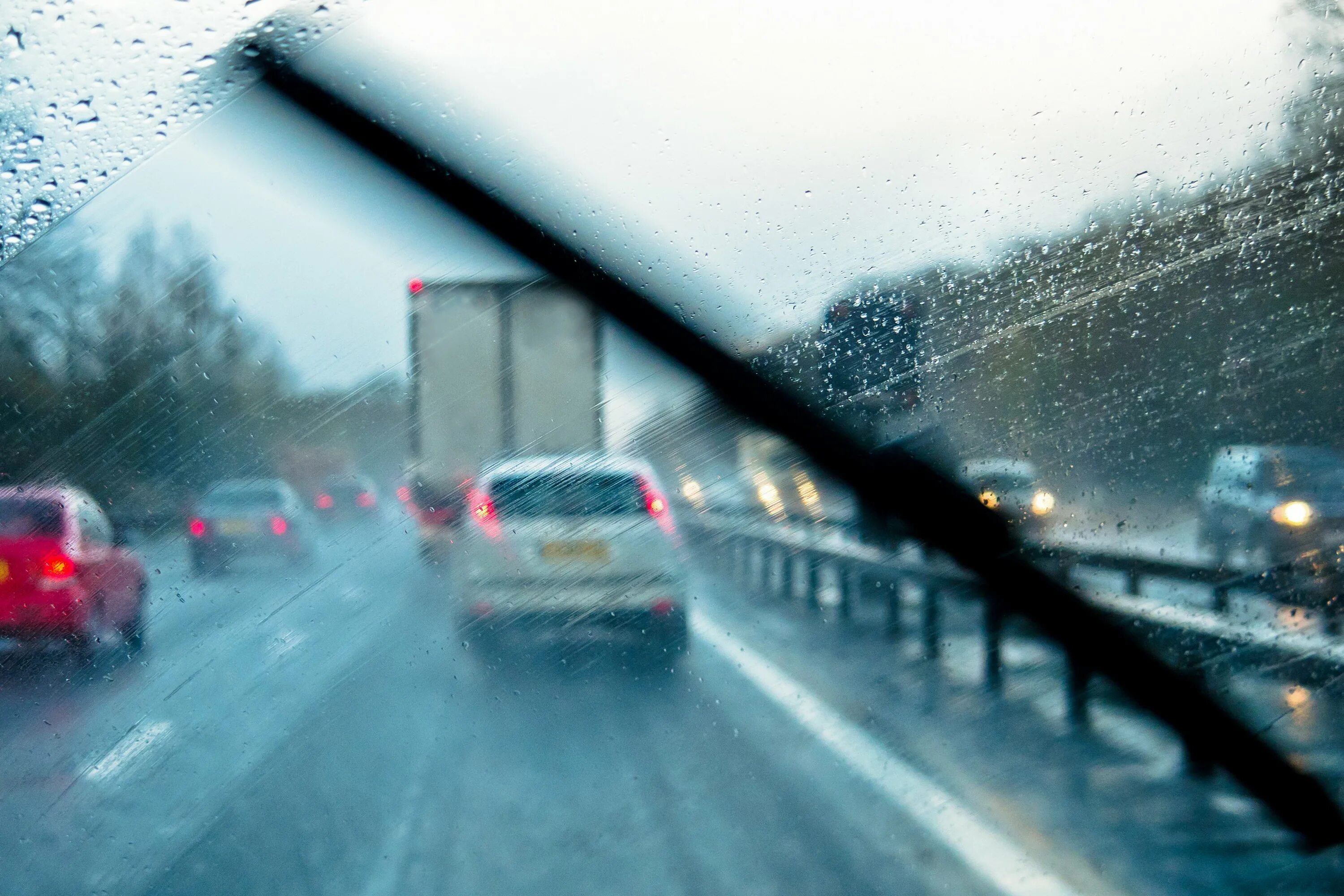 Driver rain. Вид из окна автомобиля. Дорога дождь. Дождь из окна машины. Машина под дождем.