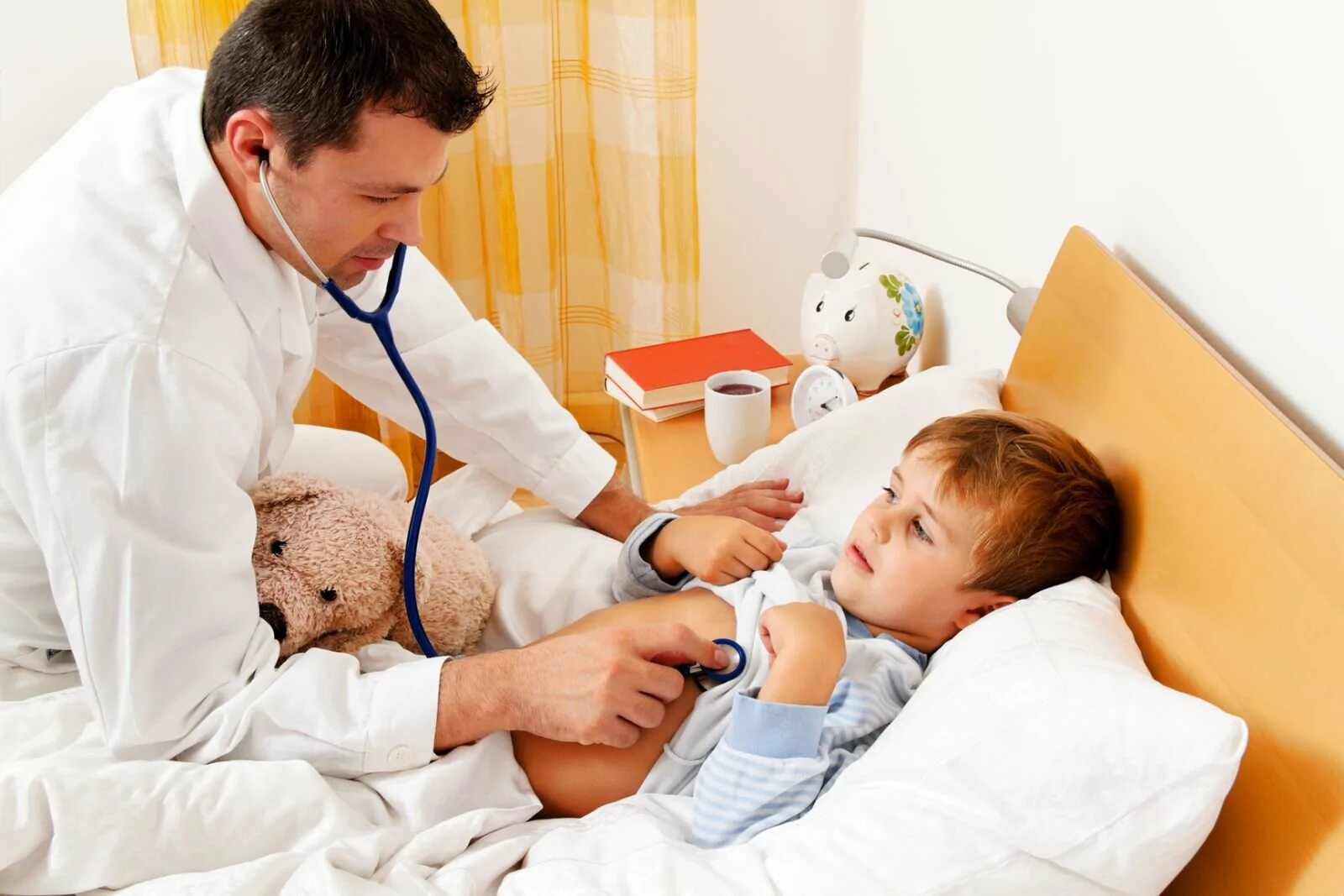 Ребенок заболел часто болеет. Ребенок болеет. Доктор для детей. Дети в стационаре.