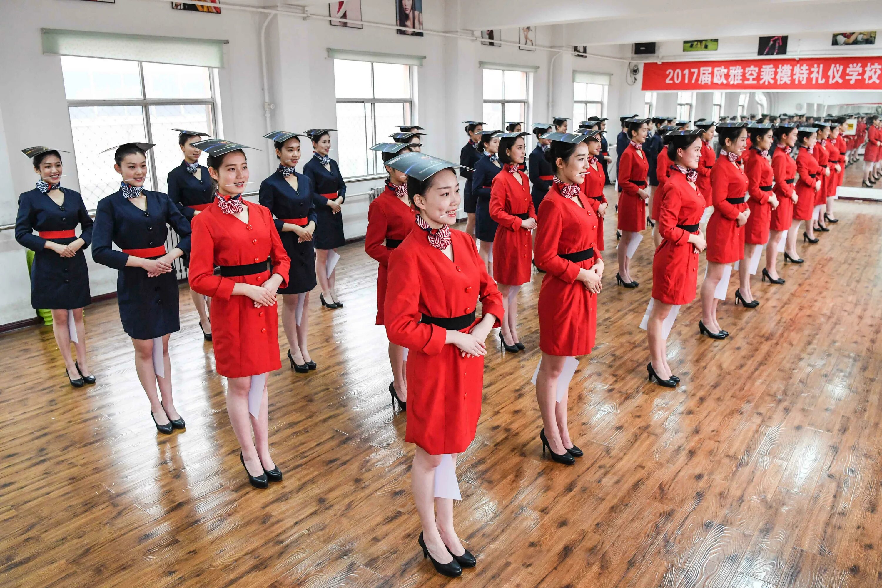 Подготовка стюардесс в Китае. Школа китайских стюардесс. Китайские стюардессы подготовка. Осанка в китайских школах.
