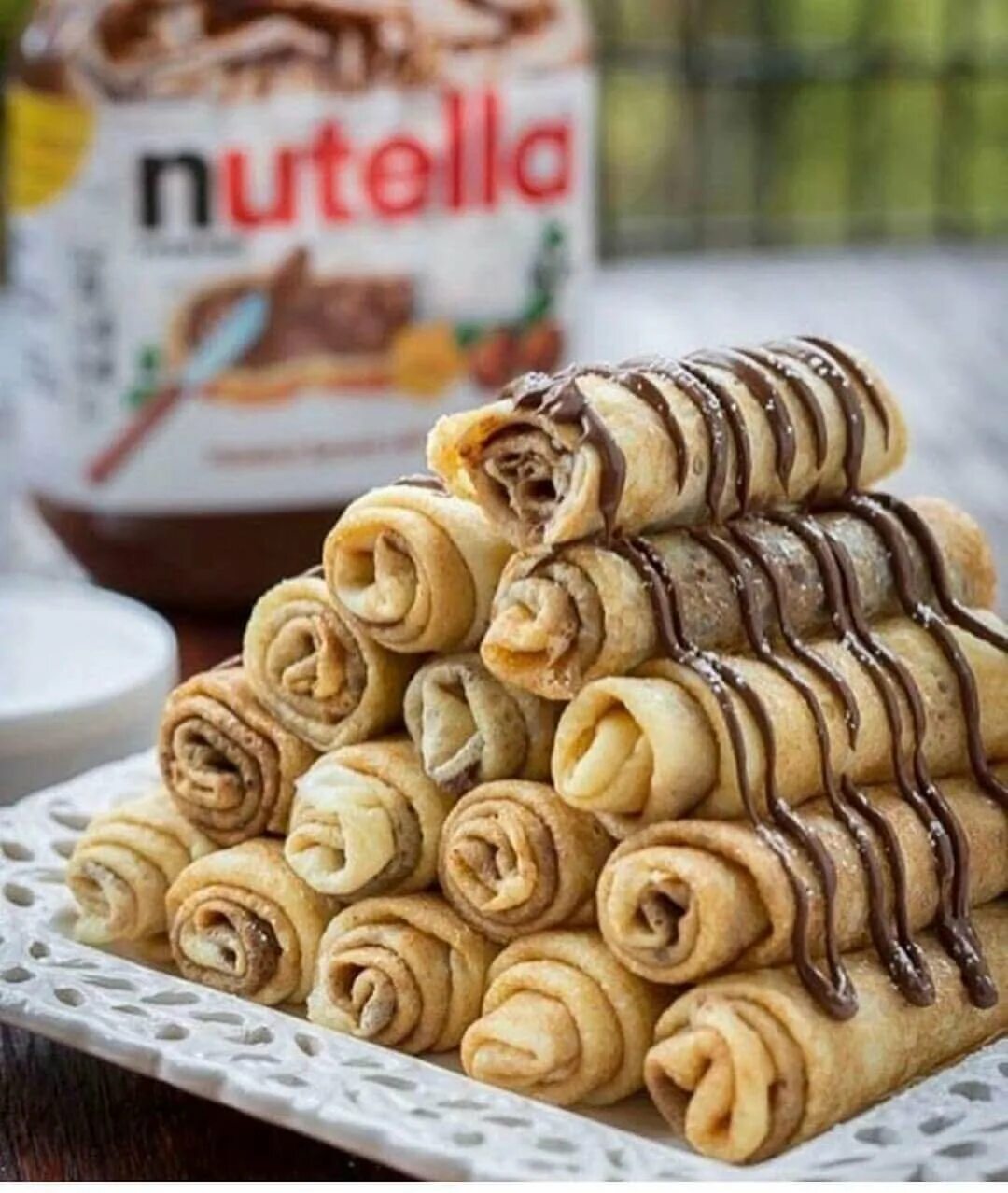 блины с нутеллой и бананом. блинчики с нутеллой и бананами. завтрак с нутеллой. блины с нутеллой и бананом. блины с нутеллой.