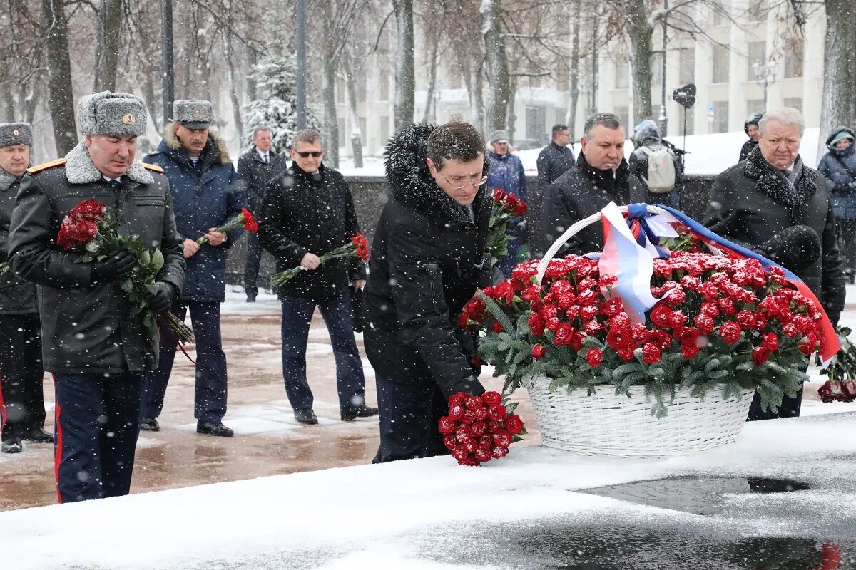 9 декабря 2023 год. Возложение цветов к Вечному огню Нижний Новгород. Возлагают цветы к Вечному огню. Возложение цветов 9 декабря. День героев Отечества 2021 в Кремле.