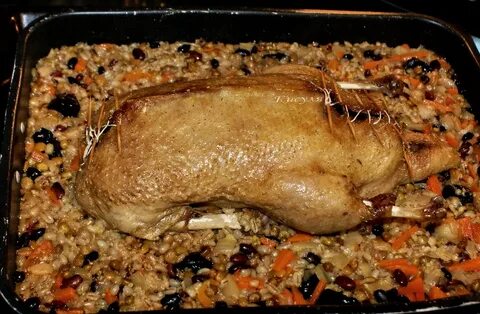 Утка с гречкой целиком