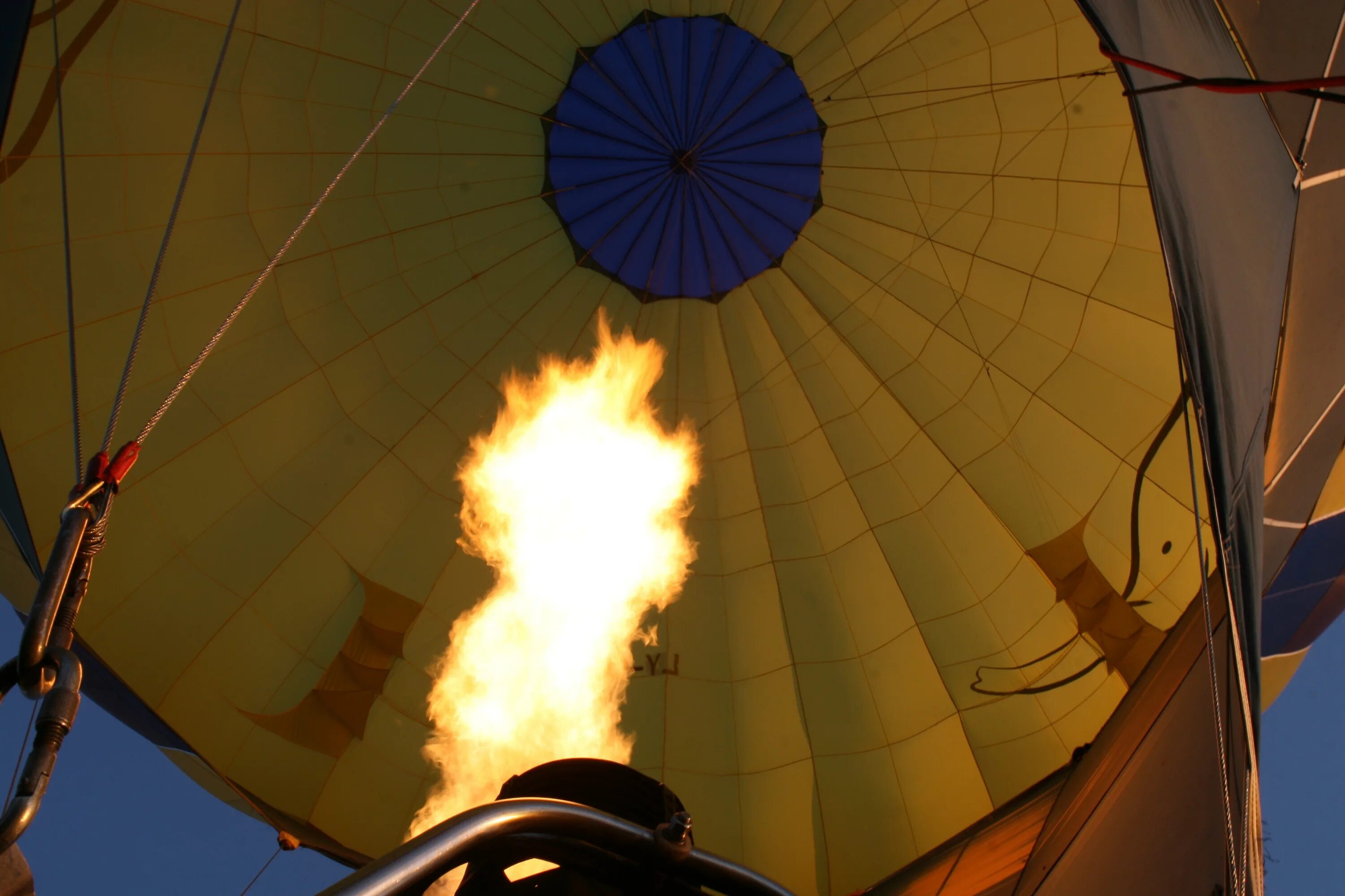 Горелки для воздушных шаров. Воздушный шар огонь. Огонь в воздушном шаре. Воздушный шар пламя. Огненный воздушный шар.