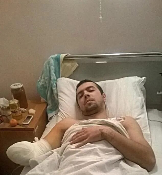 Лежит в военном госпитале Казани контужен. Раненых ребят