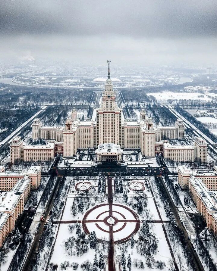 Мгу корп в. Сталинские высотки МГУ. Москва высотка МГУ. Здание МГУ сталинская высотка. Главное здание МГУ им. м.в. Ломоносова.