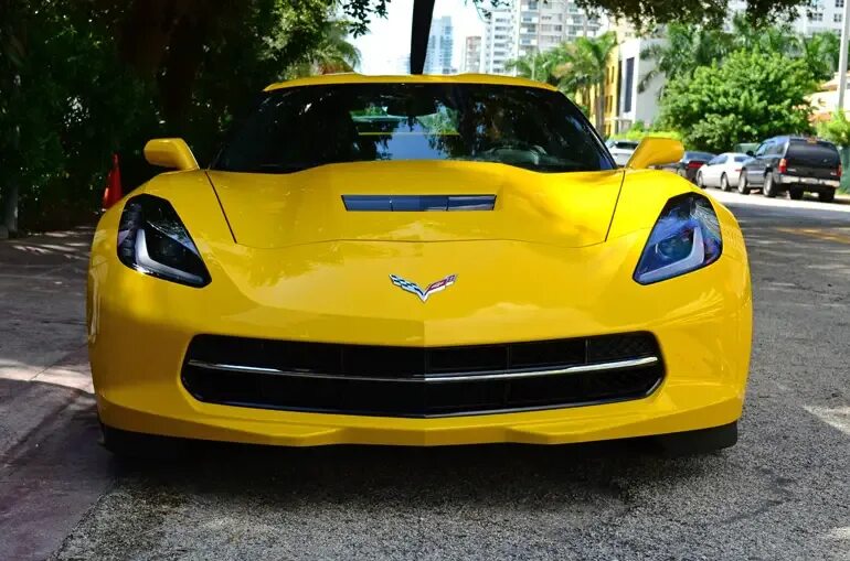 Включи желтый автомобиль. Chevrolet c7 Yellow. Corvette c7 Yellow. Желтое Шевроле Корвет 2000 Рестайлинг. Шевроле Корвет с7 спереди.