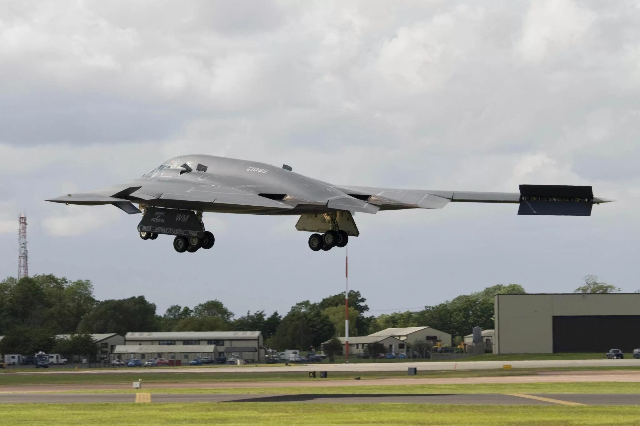 Истребитель b2. Northrop b-2 Spirit дозаправка. B2 Spirit. B2 Spirit модель. B-2 Spirit похожий.