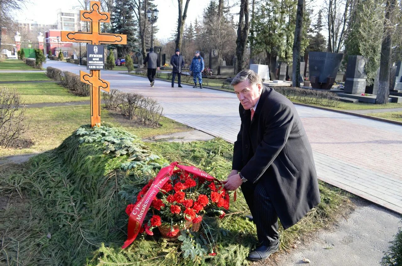 Памятник Лужкову на Новодевичьем кладбище. Могила Юрия Лужкова на Новодевичьем. Новодевичье кладбище Лужков. Могила Юрия Лужкова.