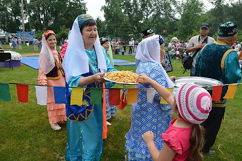 Праздник окончания полевых работ у башкир. Сабантуй в барнауле. национальный праздник народа в барнауле. национальные праздники алтайского края. ежегодный народный праздник окончания весенних полевых работ у татар.