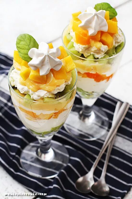 Десерт со взбитыми сливками и фруктами. Фруктовый салат красивая подача. Фрукты со взбитыми сливками. Фруктовый салат со взбитыми. Десерт тутти фрутти.